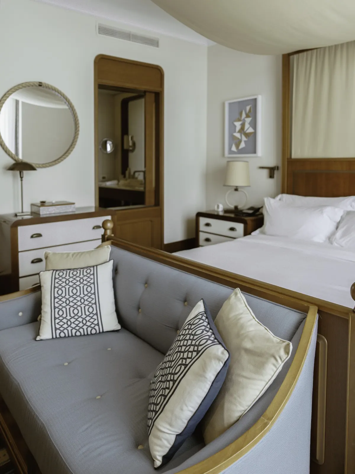 Residence suite, 11